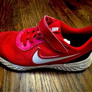 Boys red 1.5 Nike shoes